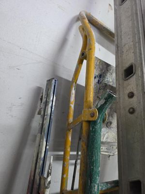 une échelle adossée au mur d'une pièce
