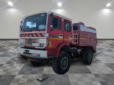 un camion de pompiers rouge garé sur un sol à damier