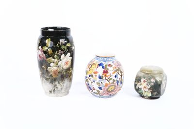 trois vases posés l'un à côté de l'autre sur une surface blanche