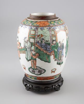 une image représentant un vase orné d'une peinture, posé sur un socle