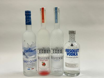 trois bouteilles de vodka Absolut et une bouteille de vodka Absolut