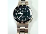 une montre en argent avec un cadran noir et des chiffres dessus