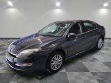 la photo d'une voiture garée dans un garage