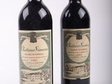 deux bouteilles de vin rouge posées l'une à côté de l'autre sur une surface blanche