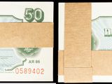 deux photos montrant deux billets superposés
