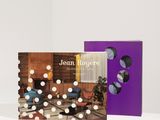 quelques livres posés sur une étagère blanche