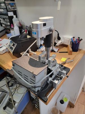 une machine posée sur une table