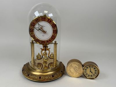 un dôme de verre avec une horloge à l'intérieur