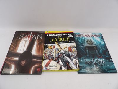 trois livres pour enfants posés sur une table, sur fond blanc