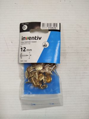 un sachet de vis posé sur une table, avec une étiquette de prix