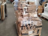 une grande pile de cartons sur une palette dans un entrepôt