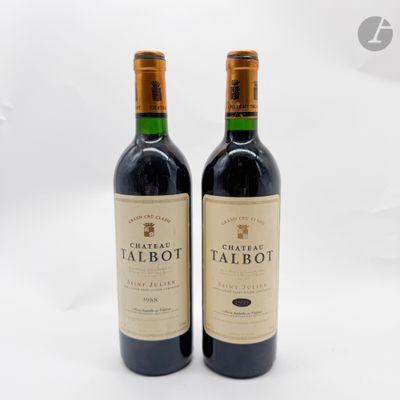 deux bouteilles de vin rouge posées l'une à côté de l'autre sur une surface blanche