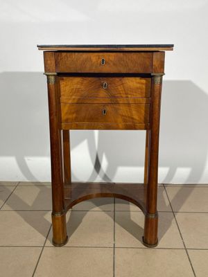 l'image d'une petite table en bois surmontée d'un tiroir