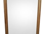 un grand miroir avec un cadre en bois sur fond blanc