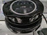 une horloge posée sur une machine à laver dans un magasin