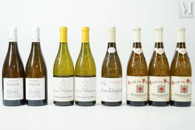 plusieurs bouteilles de vin sont alignées sur une table