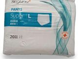 un gros plan sur un paquet de serviettes hygiéniques sur fond blanc