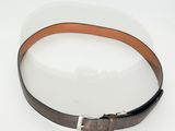 ceinture en cuir marron avec boucle argentée sur fond blanc