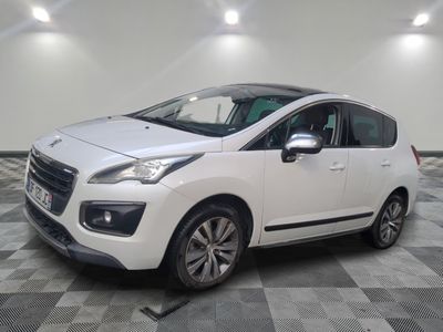 la petite voiture blanche est garée dans la pièce au sol en damier