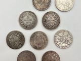 une collection d'objets en argent et de pièces d'argent provenant du monde entier