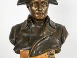 buste en bronze d'un homme coiffé d'un chapeau, posé sur un socle en marbre
