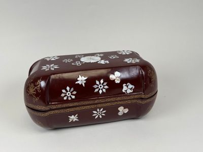 une image d'une boîte marron et blanche avec des fleurs dessus