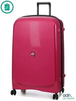 La valise rose est à roulettes et possède une poignée.