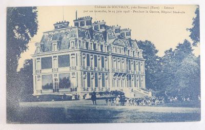 la photo d'une carte postale représentant un bâtiment au milieu d'un parc