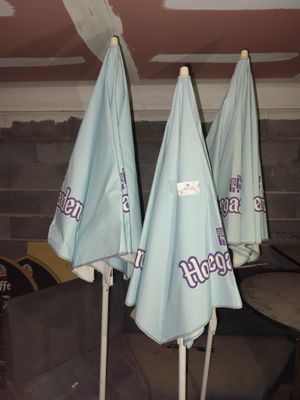 trois parapluies suspendus au plafond