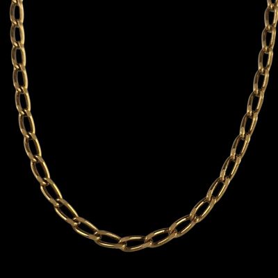 un collier à chaîne en or avec un maillon allongé sur fond noir