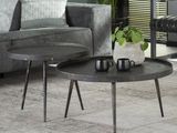 deux tables posées sur un tapis dans un salon