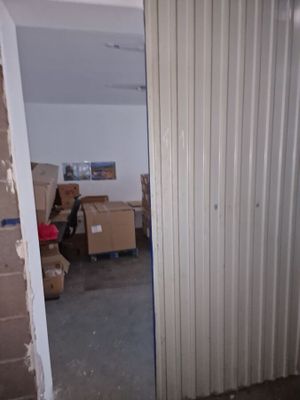 une pièce avec une porte et quelques cartons posés par terre