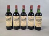 quatre bouteilles de vin sont alignées sur une table