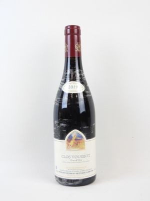une photo d'une bouteille de vin rouge sur fond blanc