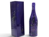 une bouteille de vin avec une boîte violette et une boîte violette