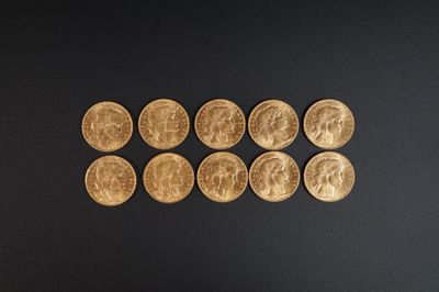 gros plan d'un paquet de pièces d'or sur une surface noire