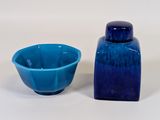 un vase bleu et un bol bleu posés l'un à côté de l'autre