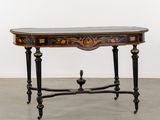 une table noire et dorée sur laquelle se trouve un oiseau
