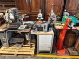 Il y a de nombreux types de machines et d'outils différents dans cette pièce