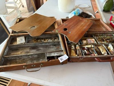 une boîte en bois remplie d'objets assortis sur une table