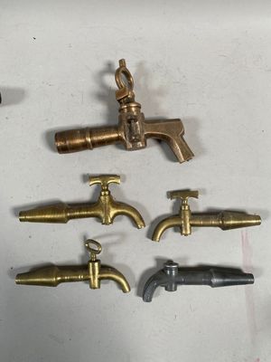 6 robinets de foudre en étain, bronze, un marqué DOUENE LYON…