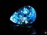 gros plan d'un diamant bleu sur une surface noire