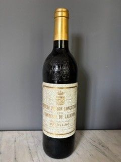 une bouteille de vin posée sur une table