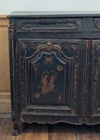 Buffet bas en bois sculpté peint et doré à décor dans le goû… (photo 2)