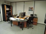 un bureau avec deux ordinateurs et une chaise dans une pièce