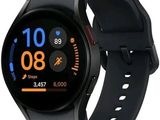 gros plan d'une montre intelligente sur fond blanc
