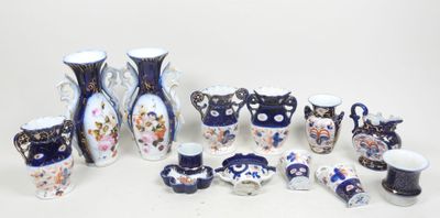 de nombreux vases et tasses posés sur une table