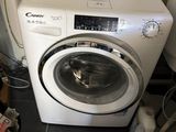 un lave-linge et un sèche-linge dans le coin d'une pièce