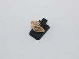 gros plan d'une bague en or sur une surface blanche