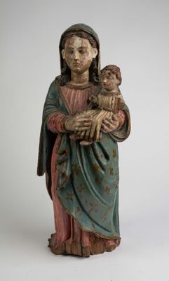 statue d'une femme tenant un bébé dans ses bras